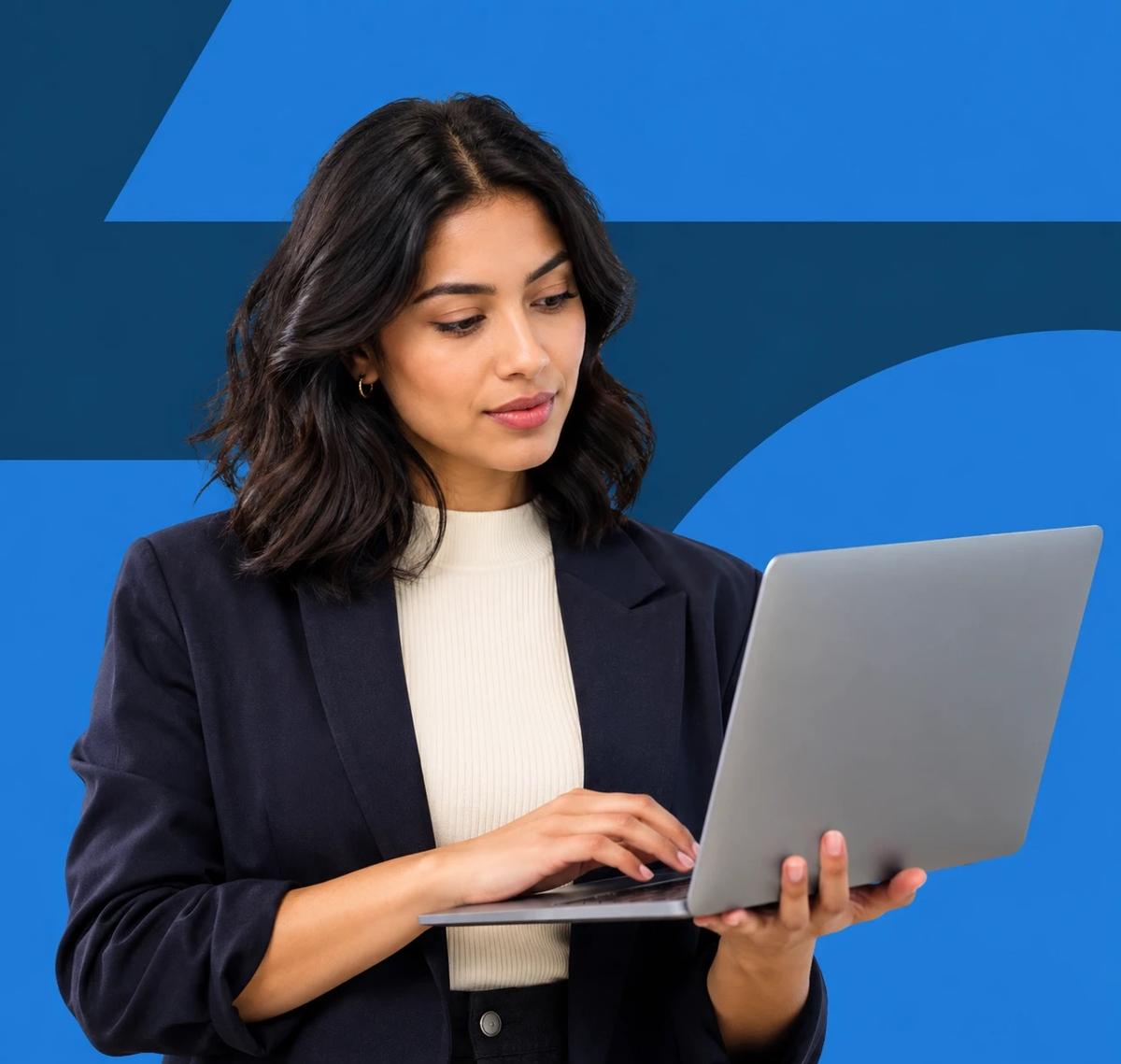 Una mujer revisando datos de sistemas en su laptop.