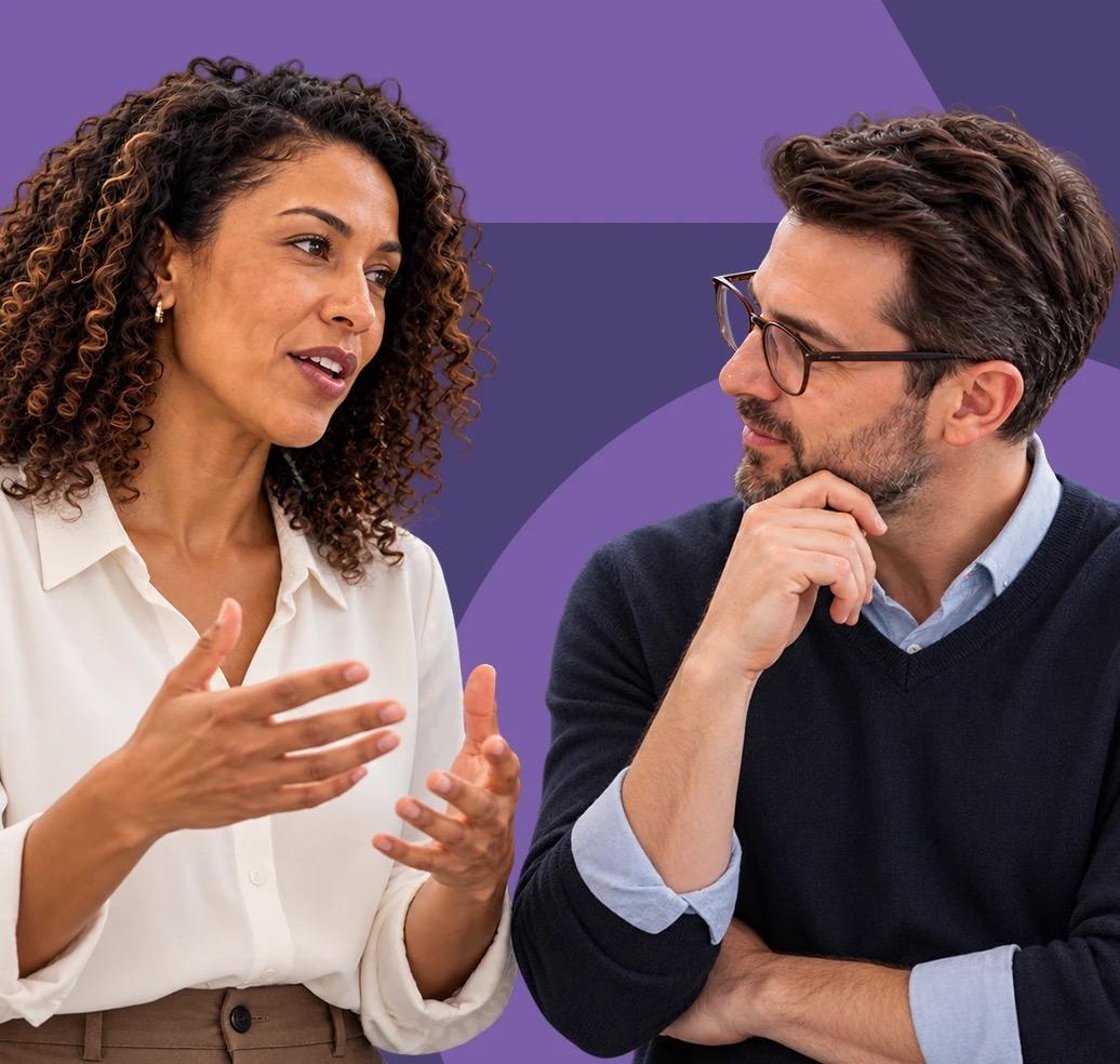 Dos colegas conversando juntos sobre una decisión.