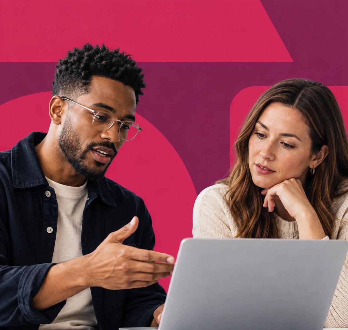 Dos colegas conversando sobre las relaciones entre datos en una laptop.