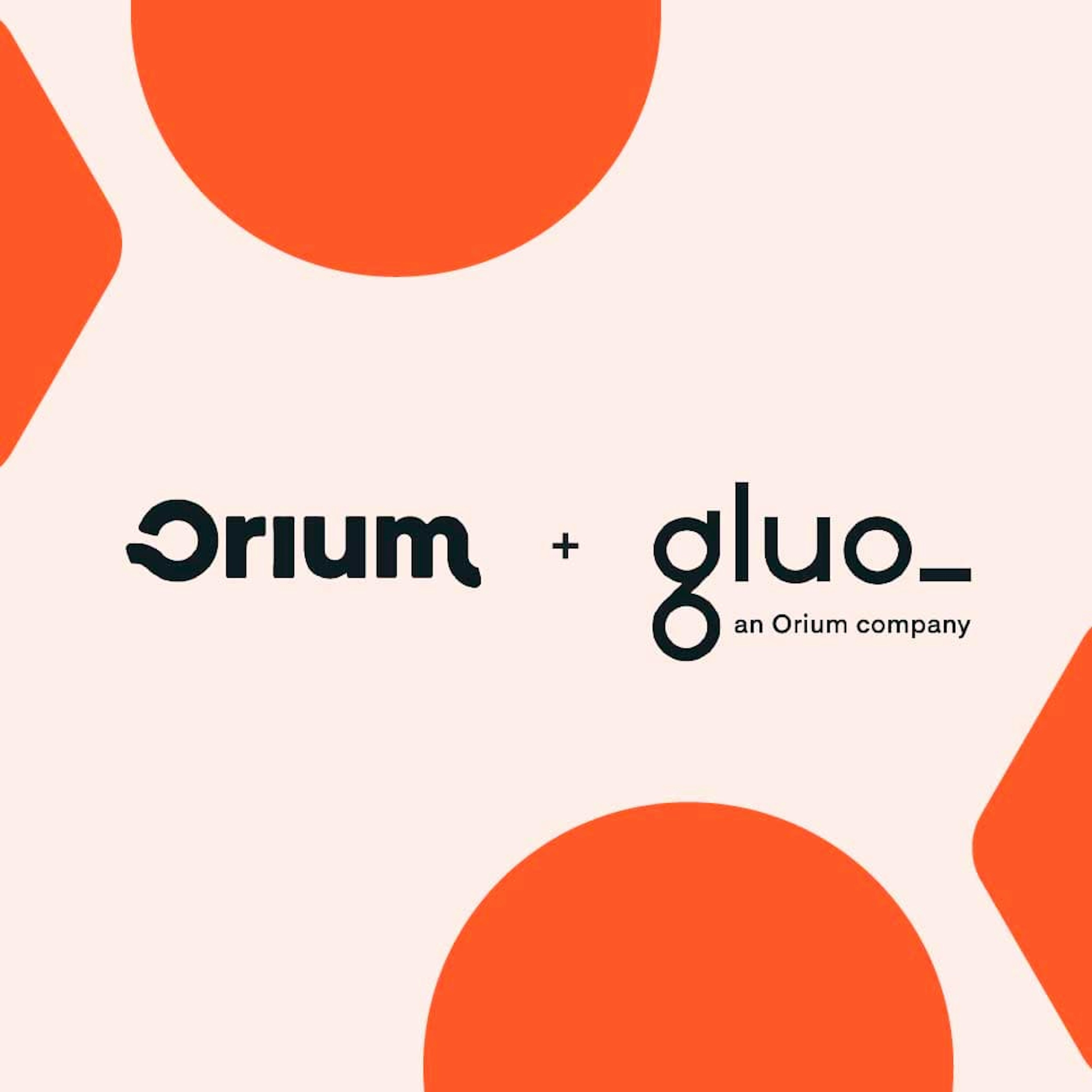 Light orange background with darker orange shapes at the corners and the Orium and Gluo logos in the middle of the image