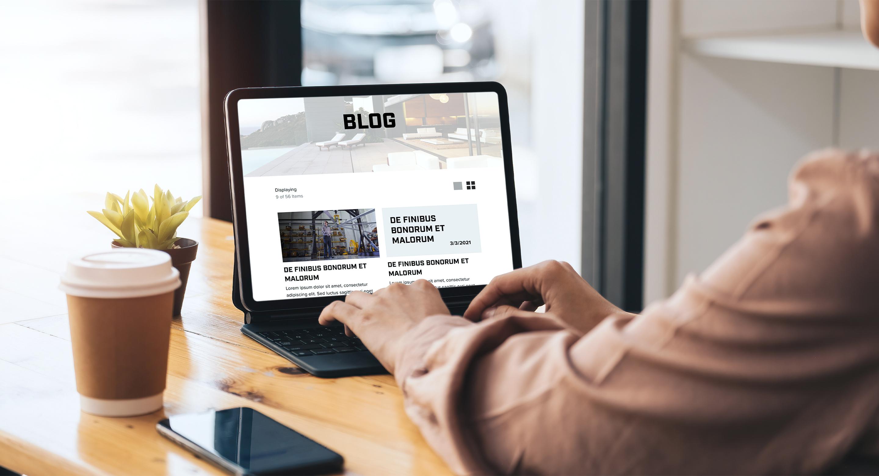 Persona usando una tableta para navegar una página de listado de blog.
