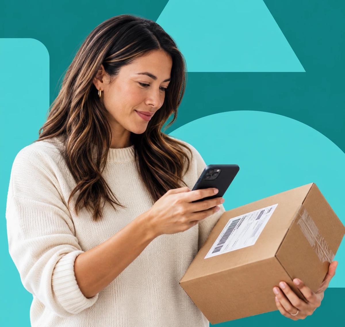 Una mujer escaneando la etiqueta de envío de un paquete con su teléfono.