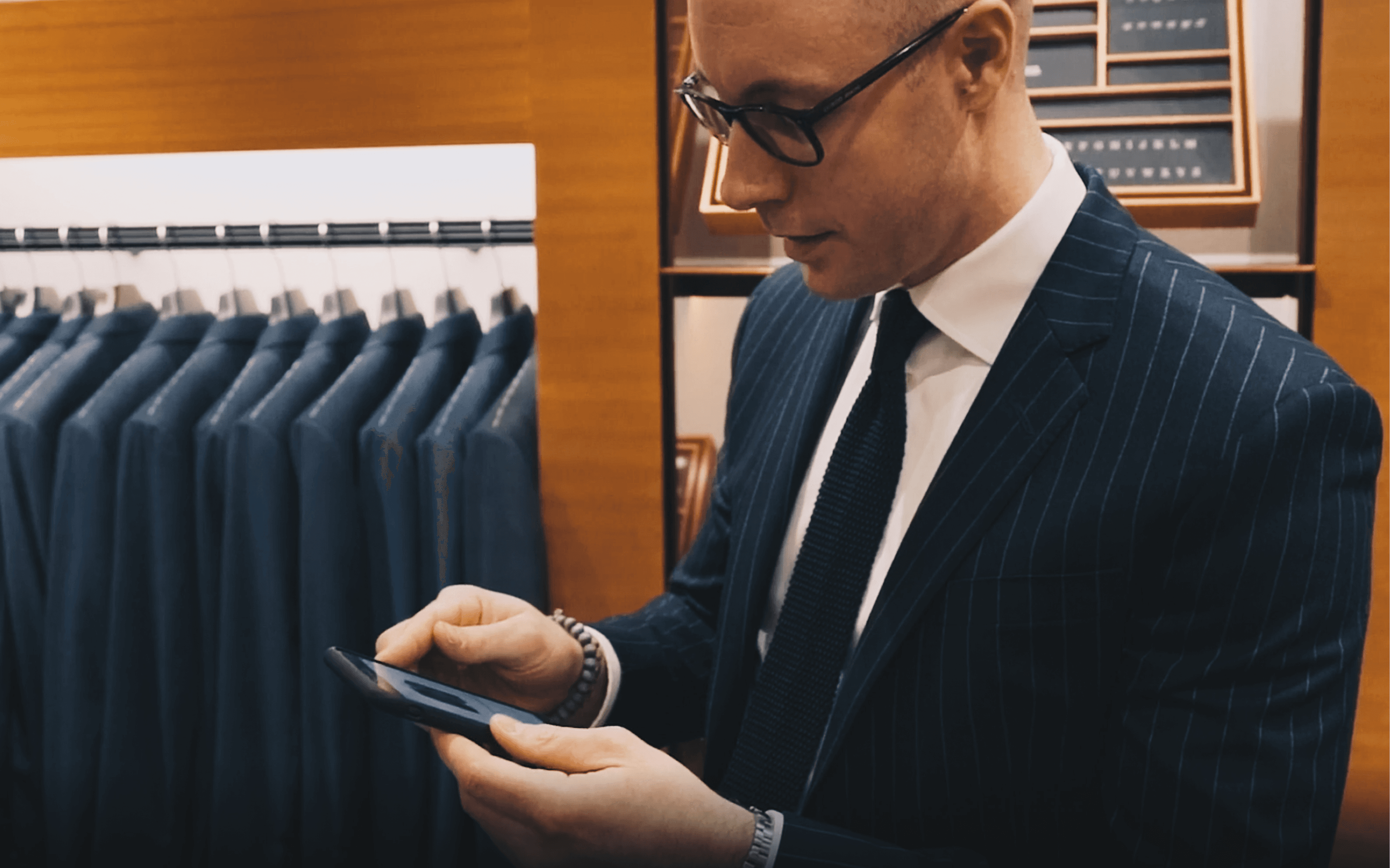Harry Rosen retail sales representative using the mobile app to enhance the shopping experience.