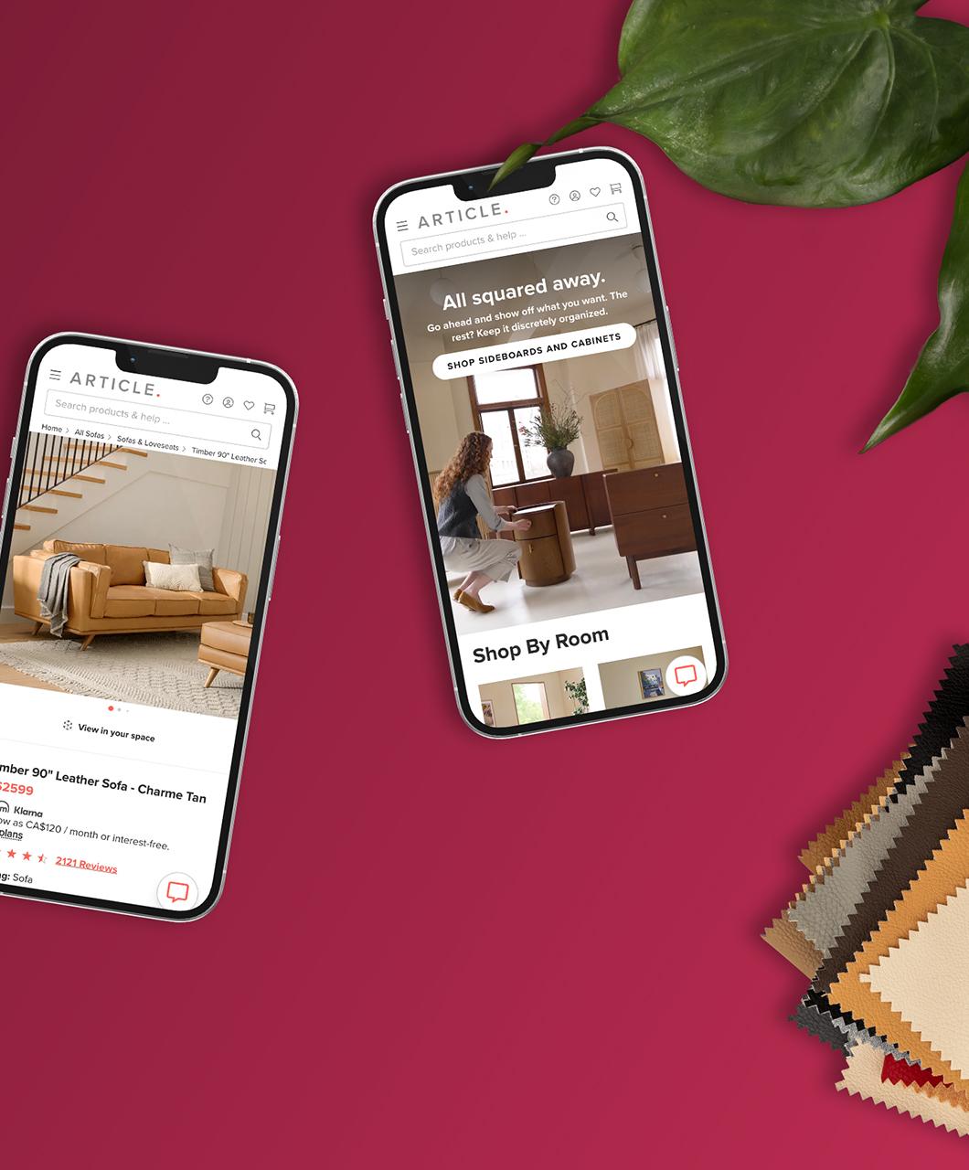 Dos teléfonos inteligentes mostrando una aplicación de compra de muebles sobre un fondo rojo con hojas verdes de plantas y muestras de tela.